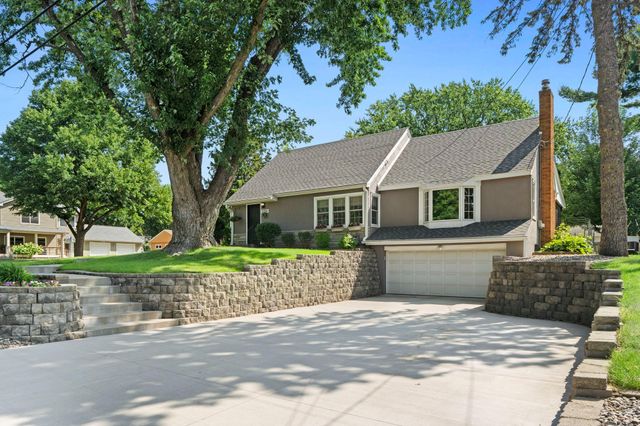 2750 Oxford Street N, Roseville, MN 55113