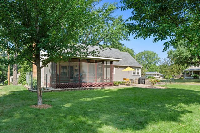 2750 Oxford Street N, Roseville, MN 55113