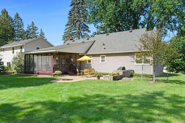 2750 Oxford Street N, Roseville, MN 55113