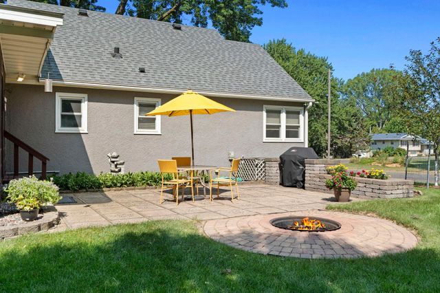 2750 Oxford Street N, Roseville, MN 55113