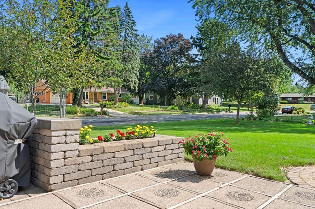 2750 Oxford Street N, Roseville, MN 55113