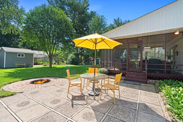 2750 Oxford Street N, Roseville, MN 55113