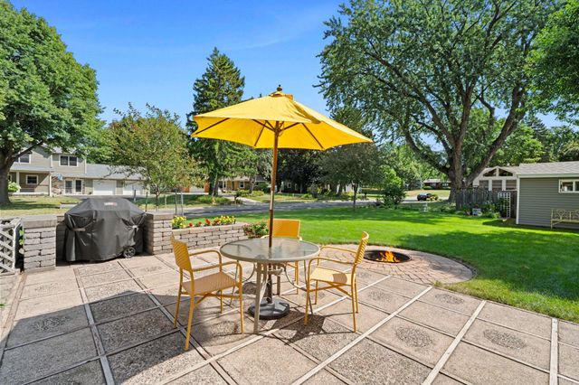 2750 Oxford Street N, Roseville, MN 55113
