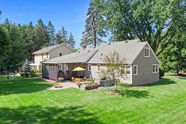 2750 Oxford Street N, Roseville, MN 55113