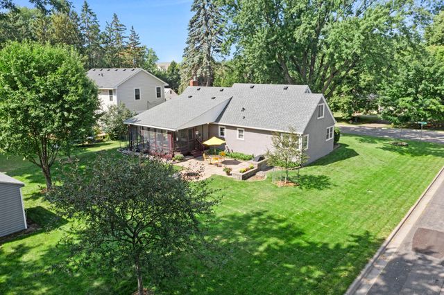 2750 Oxford Street N, Roseville, MN 55113