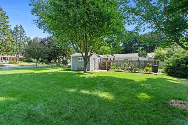 2750 Oxford Street N, Roseville, MN 55113