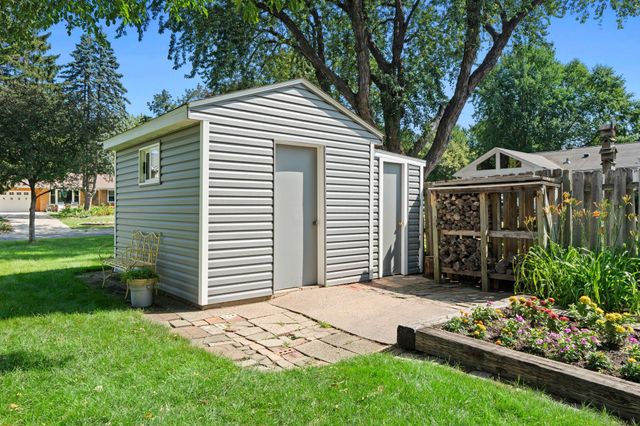 2750 Oxford Street N, Roseville, MN 55113