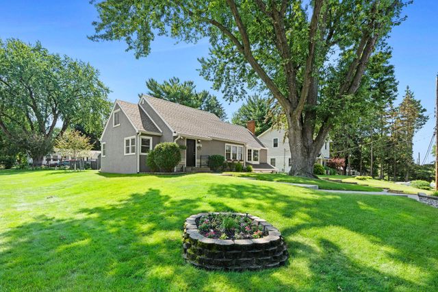 2750 Oxford Street N, Roseville, MN 55113