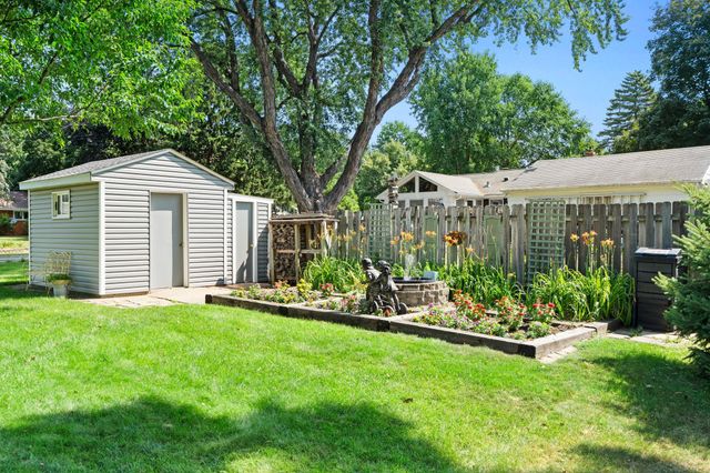 2750 Oxford Street N, Roseville, MN 55113