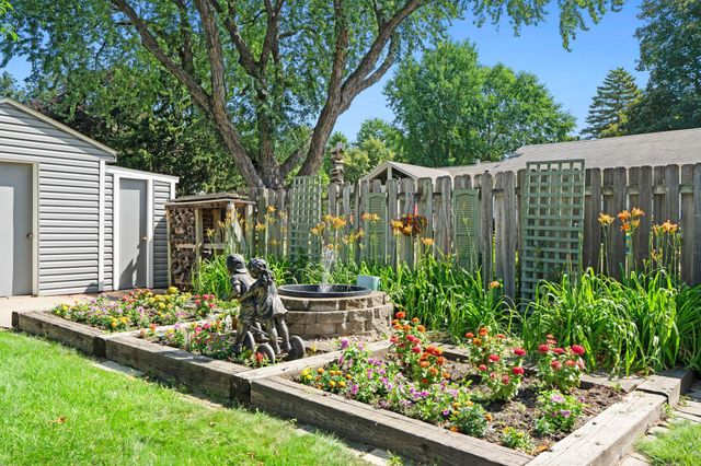2750 Oxford Street N, Roseville, MN 55113