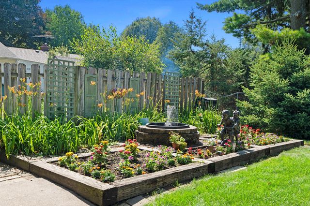 2750 Oxford Street N, Roseville, MN 55113