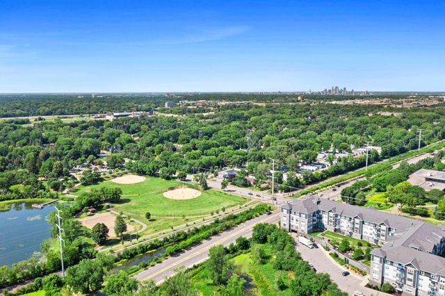 2750 Oxford Street N, Roseville, MN 55113