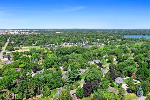 2750 Oxford Street N, Roseville, MN 55113