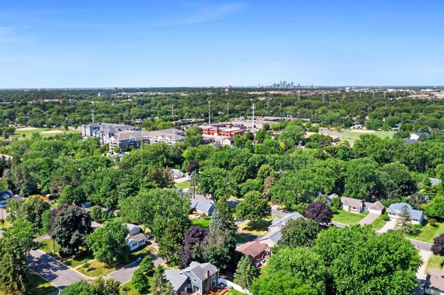 2750 Oxford Street N, Roseville, MN 55113