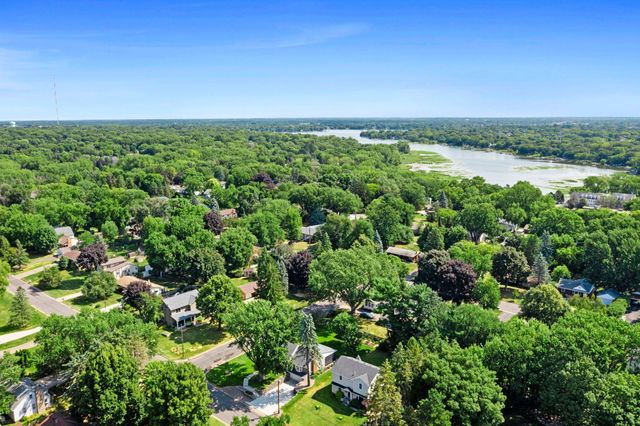 2750 Oxford Street N, Roseville, MN 55113