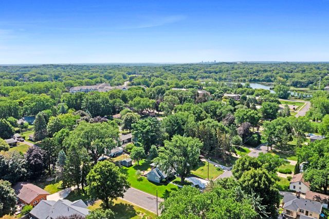2750 Oxford Street N, Roseville, MN 55113