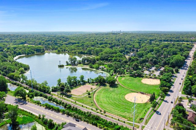 2750 Oxford Street N, Roseville, MN 55113