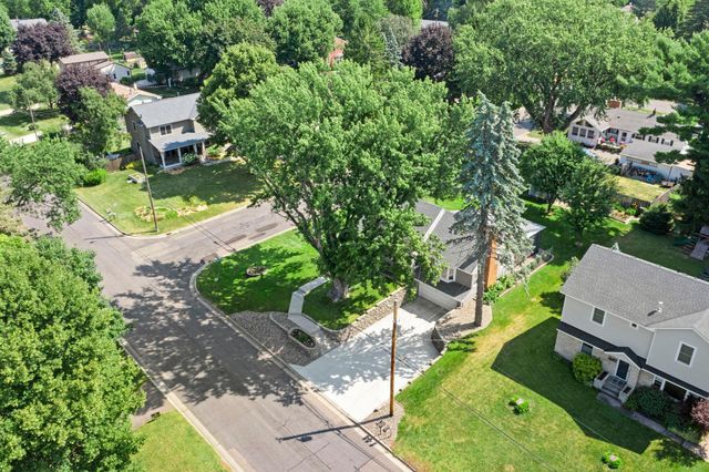 2750 Oxford Street N, Roseville, MN 55113