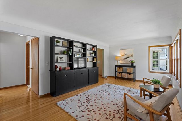 2750 Oxford Street N, Roseville, MN 55113