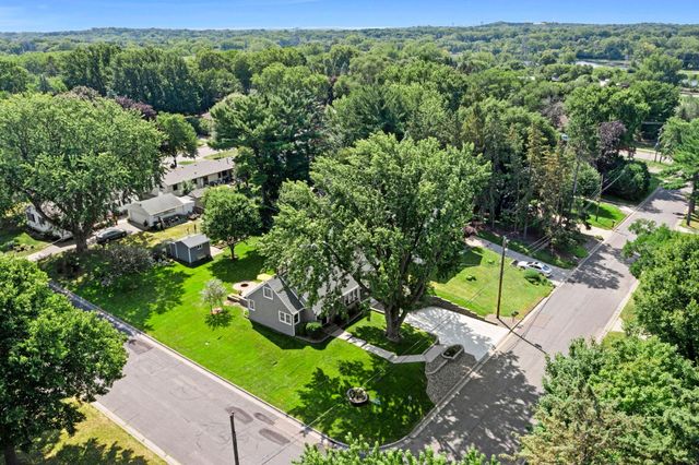2750 Oxford Street N, Roseville, MN 55113