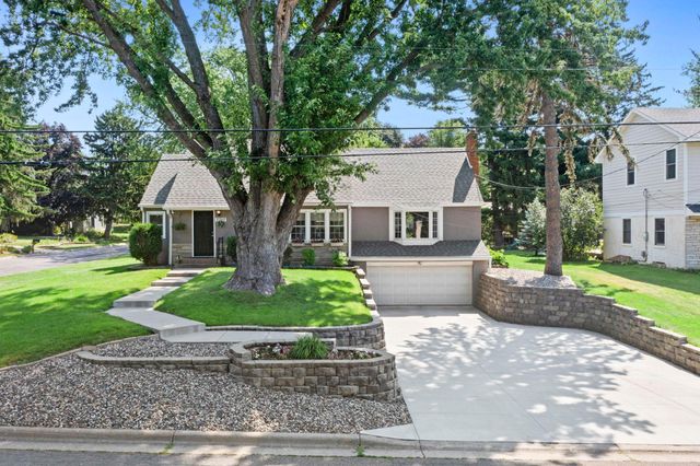 2750 Oxford Street N, Roseville, MN 55113