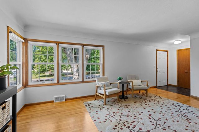 2750 Oxford Street N, Roseville, MN 55113