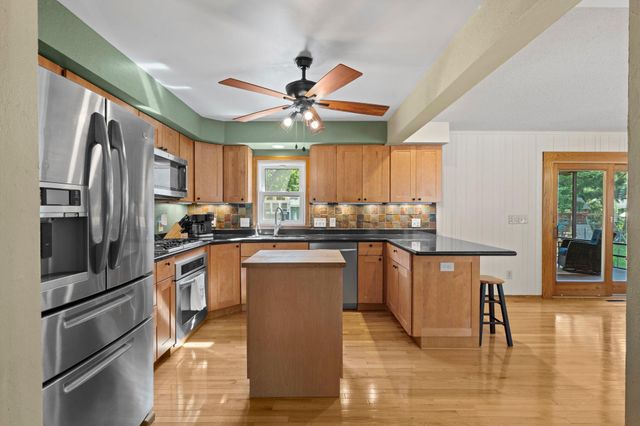 2750 Oxford Street N, Roseville, MN 55113
