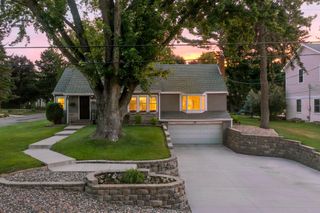 2750 Oxford Street N, Roseville, MN 55113