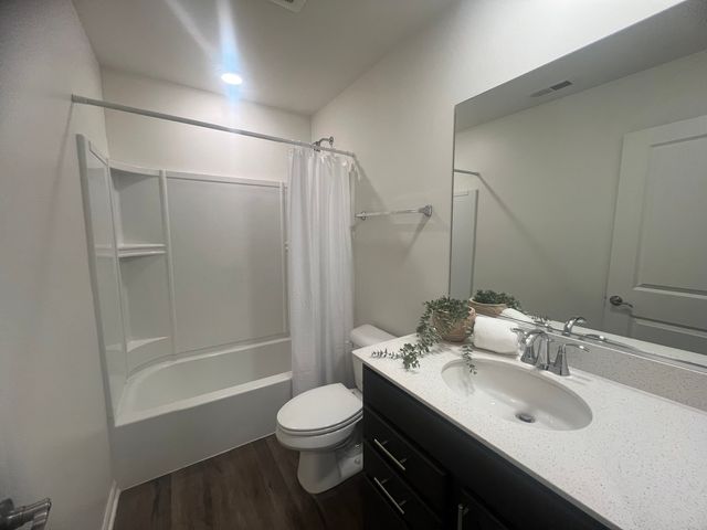 285 Lakeshore Drive, Oswego, IL 60543