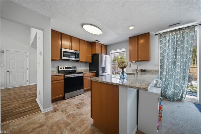 325 Oak Lake RN, Chesapeake, VA 23320