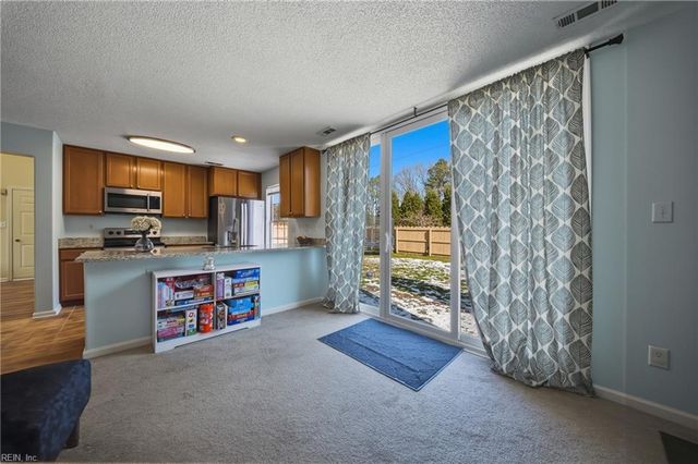 325 Oak Lake RN, Chesapeake, VA 23320