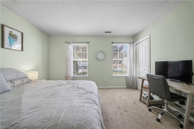 325 Oak Lake RN, Chesapeake, VA 23320