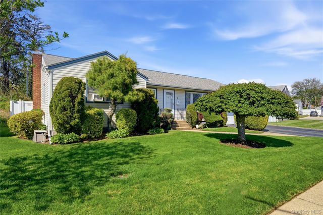 3 Lenore Avenue, Hicksville, NY 11801