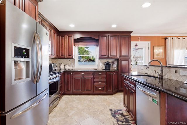 3 Lenore Avenue, Hicksville, NY 11801