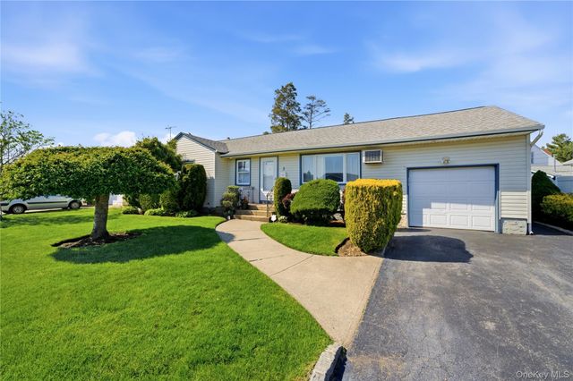 3 Lenore Avenue, Hicksville, NY 11801