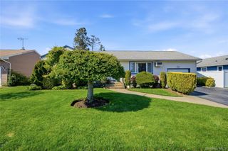 3 Lenore Avenue, Hicksville, NY 11801