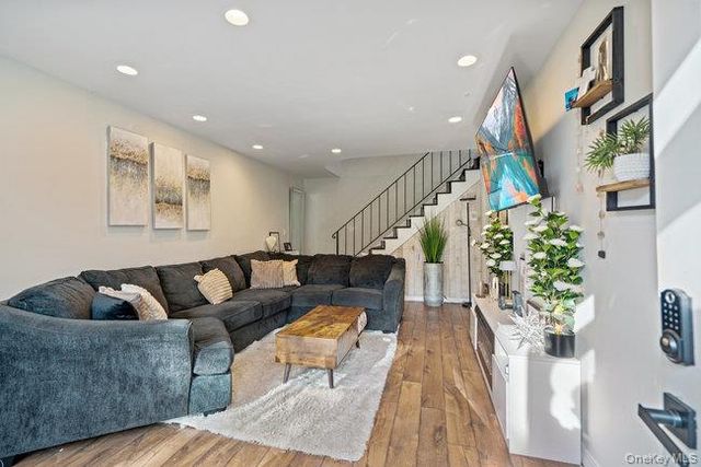 412 Clubhouse Court, Coram, NY 11727