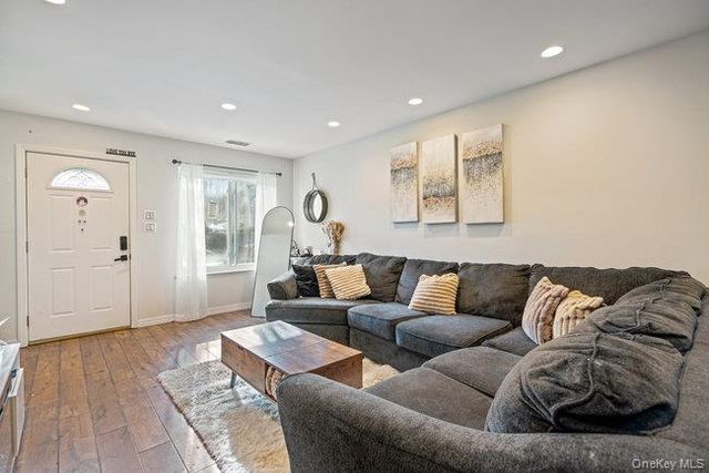 412 Clubhouse Court, Coram, NY 11727