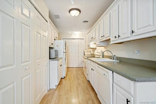 412 Clubhouse Court, Coram, NY 11727