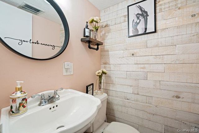 412 Clubhouse Court, Coram, NY 11727