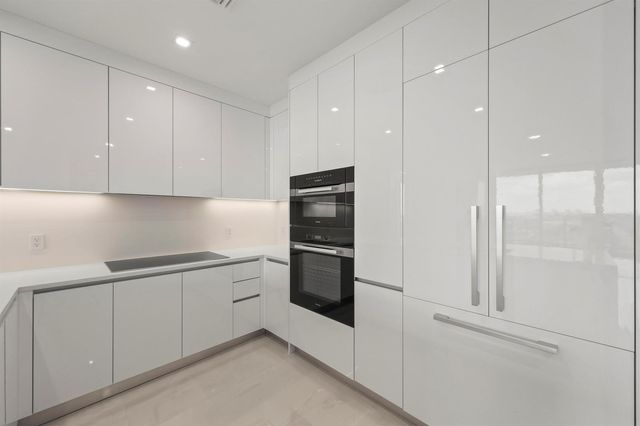 220 Lake Shore Drive 1121, Lake Park, FL 33403