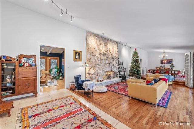 2655 Crestwood Lane, Riverwoods, IL 60015