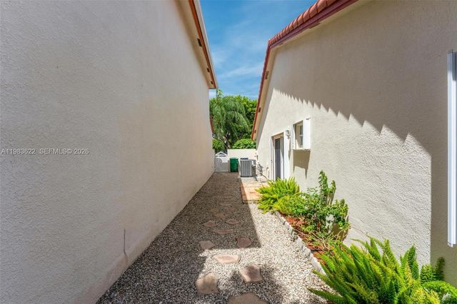 10635 NW 54th St, Doral, FL 33178