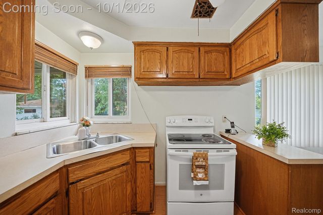 16816 Collinson Avenue, Eastpointe, MI 48021