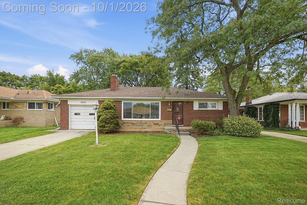 16816 Collinson Avenue, Eastpointe, MI 48021