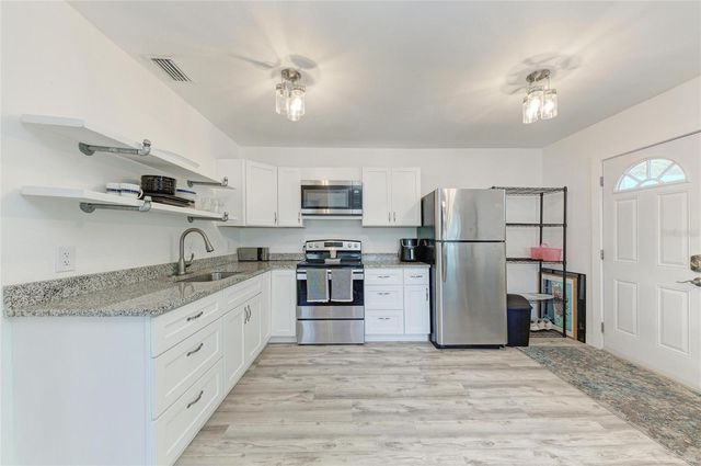 901 OAK STREET SW, Ruskin, FL 33570