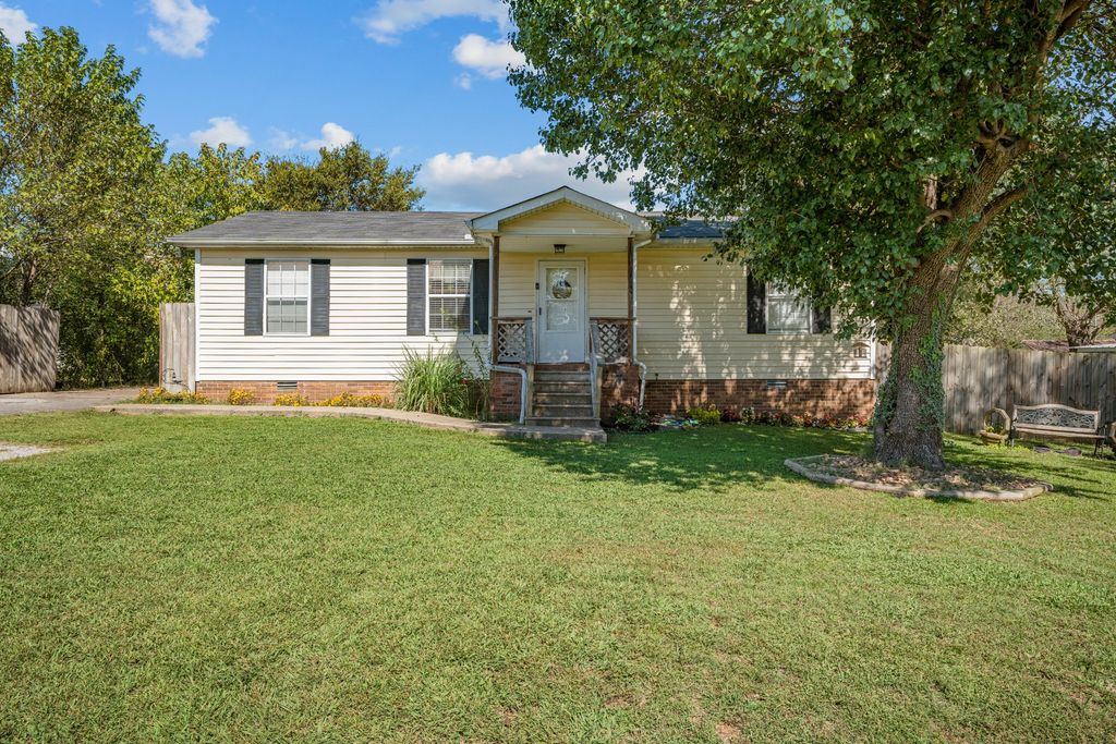 103 E Locust St, Watertown, TN 37184
