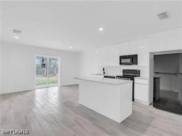 4330 Gulfstream DR, Naples, FL 34112