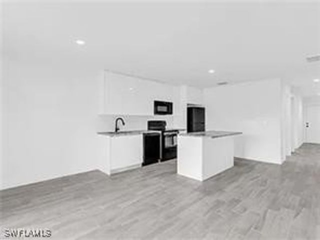 4330 Gulfstream DR, Naples, FL 34112