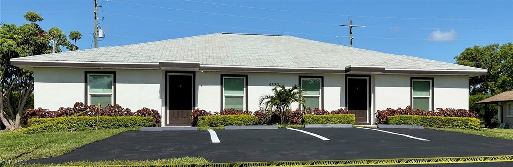 4330 Gulfstream DR, Naples, FL 34112